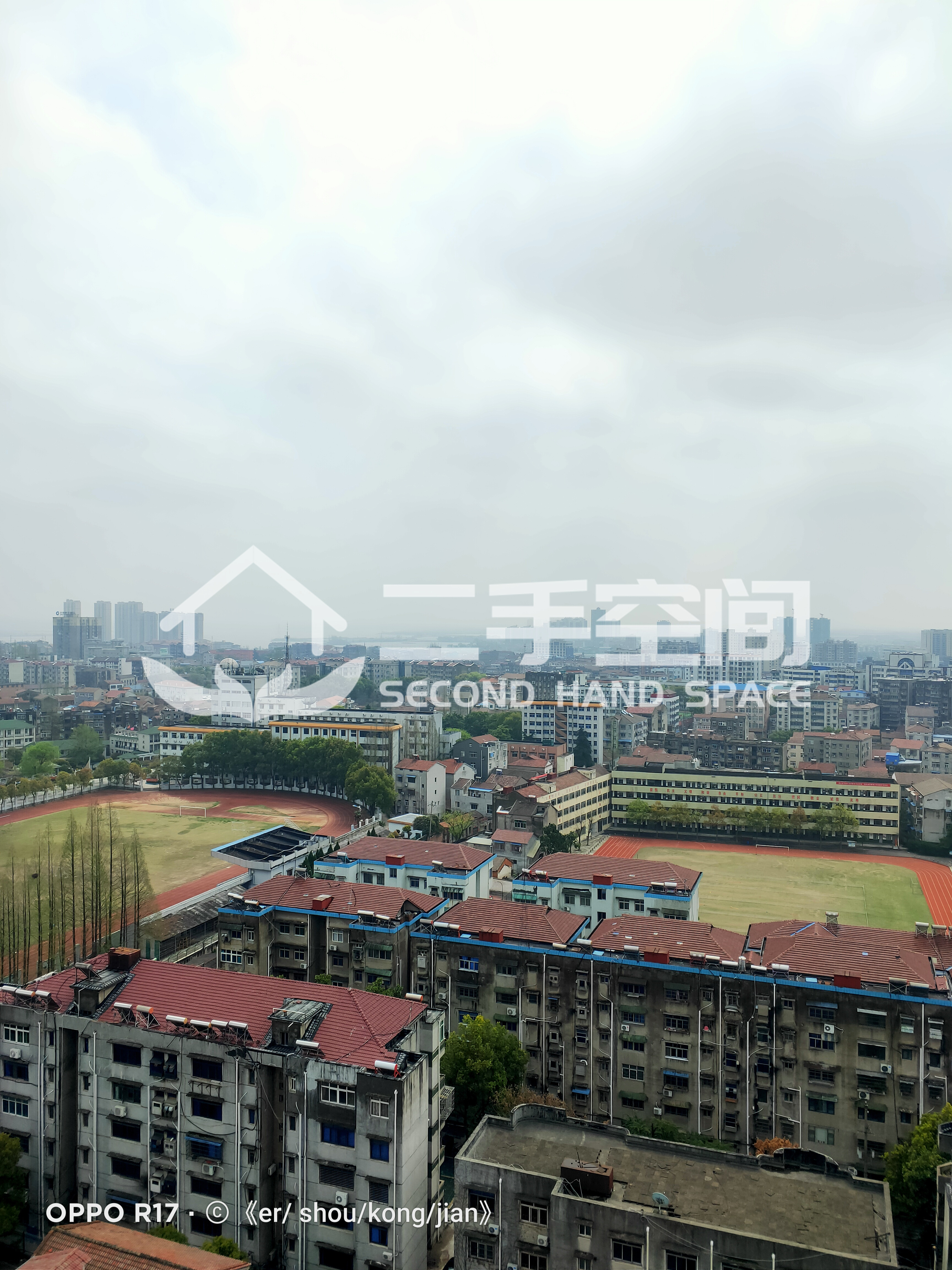 V嚎斯，电梯中高层，75平方，2室2厅，南北通透，毛坯，全款:32.8万。