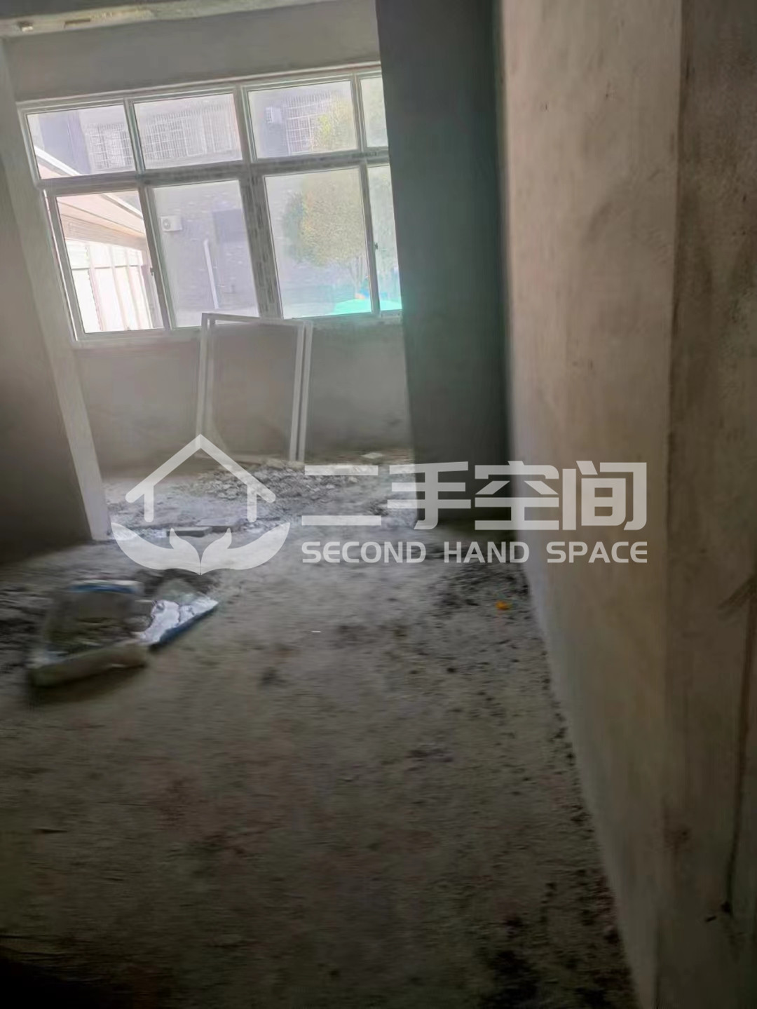 春天里附近，162平四室二廳，一樓有架空層，沒有備案抵工程款的房子，直接辦買家不動產證，報價34.8萬