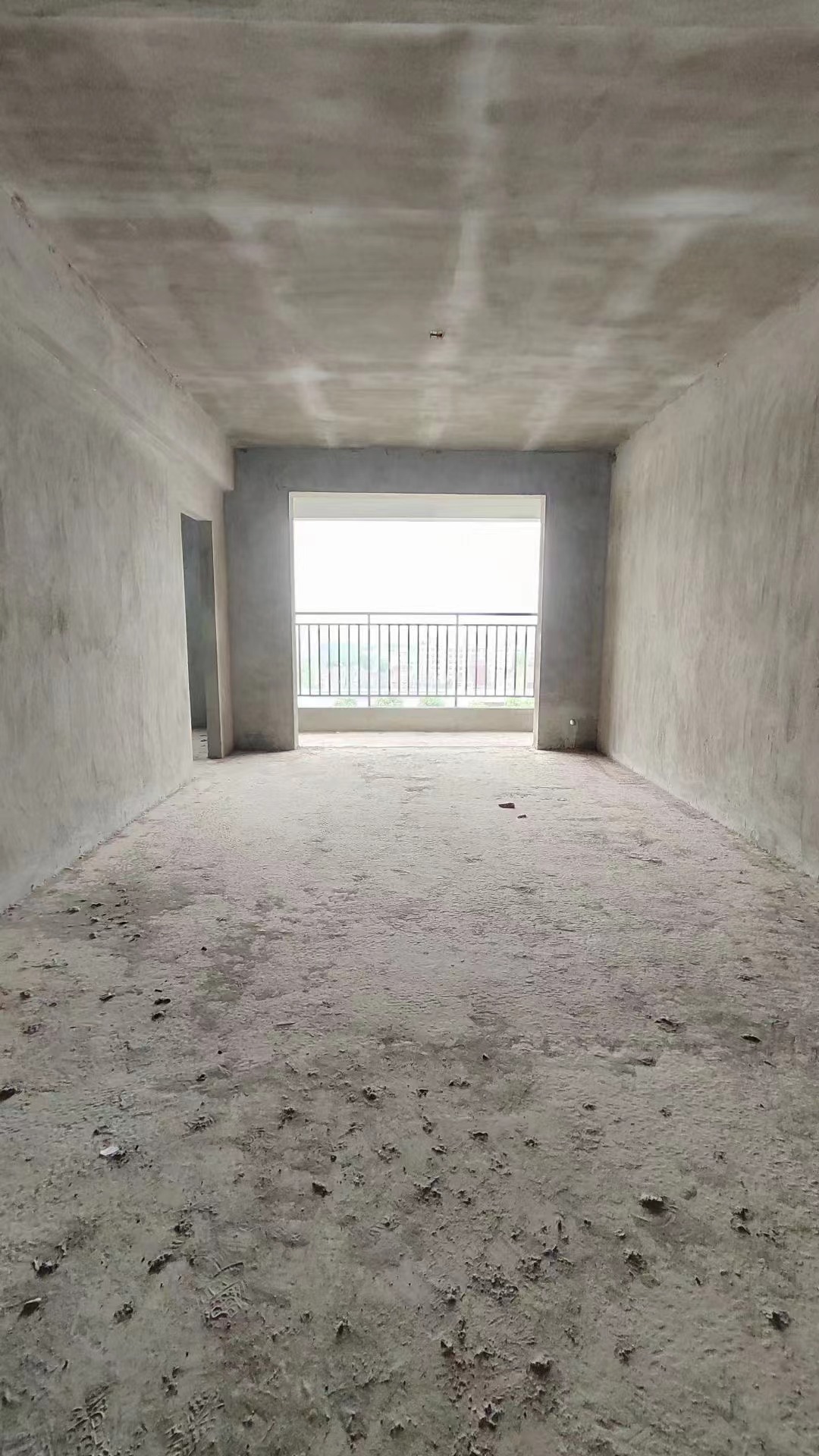 東城新都電梯房中層，東邊戶，148平方，四室兩廳兩衛，毛坯，看房有鑰匙，售價：53.8萬