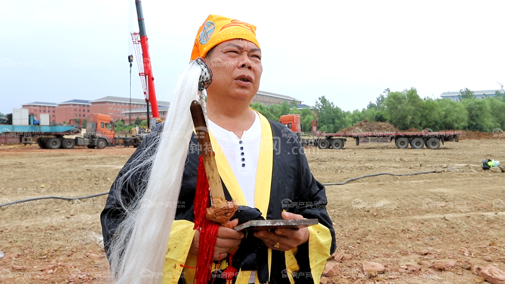 小编好奇地看向现场身穿道袍,仙风道骨的陈道长.